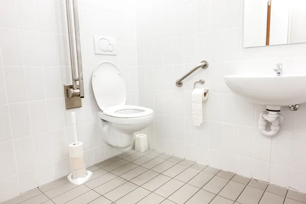 Туалет для инвалидов — стоковое фото