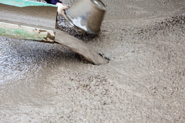 Заливка бетона — стоковое фото