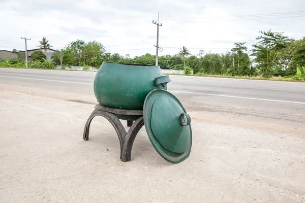 Bin na estrada — Fotografia de Stock