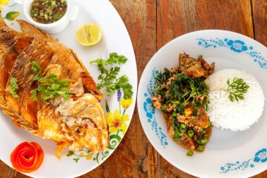 bir plaka üzerinde balık