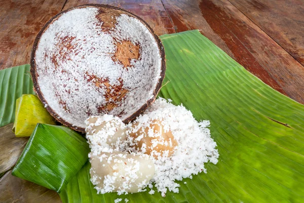 코코넛의 디저트 타이어 — 스톡 사진