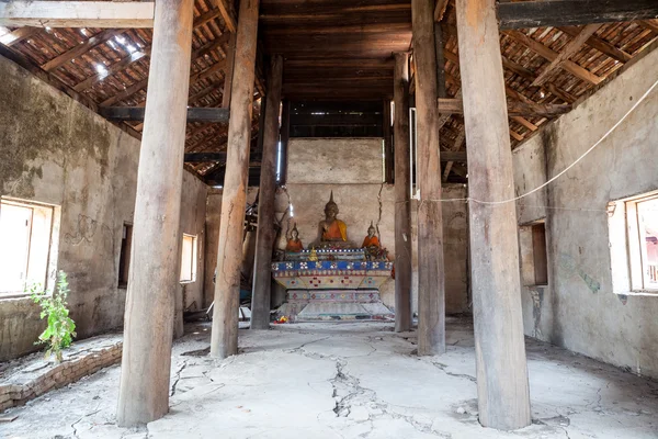 Een afbrokkelende boeddhistische tempel — Stockfoto