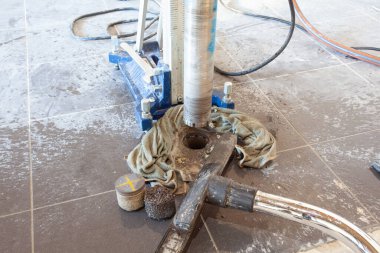 Bu katta, hijyenik boruların, mutfağın, tuvaletin ya da banyonun su ile doldurulması için tripodun üzerindeki elmas matkapla deliniyor..