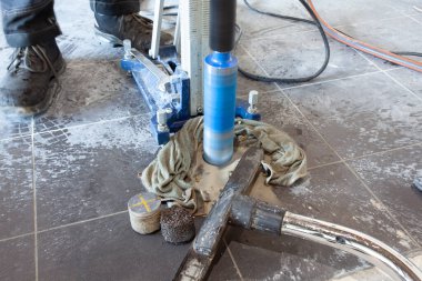 Bu katta, hijyenik boruların, mutfağın, tuvaletin ya da banyonun su ile doldurulması için tripodun üzerindeki elmas matkapla deliniyor..