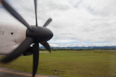 bir plaina üzerinden bir pervane