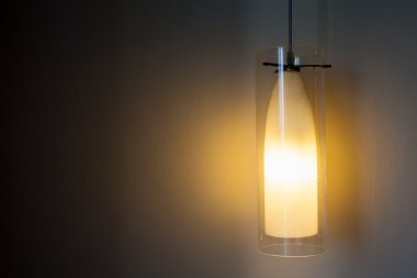 ışık beyaz duvara asılı