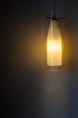 ışık beyaz duvara asılı