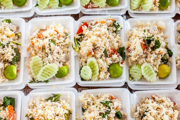 Thailändisches Essen im Karton — Stockfoto