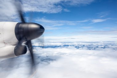 bir plaina üzerinden bir pervane