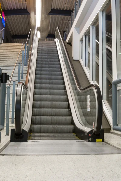 Eine Rolltreppe im Gebäude — Stockfoto