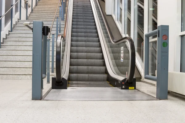 Een roltrap in het gebouw — Stockfoto