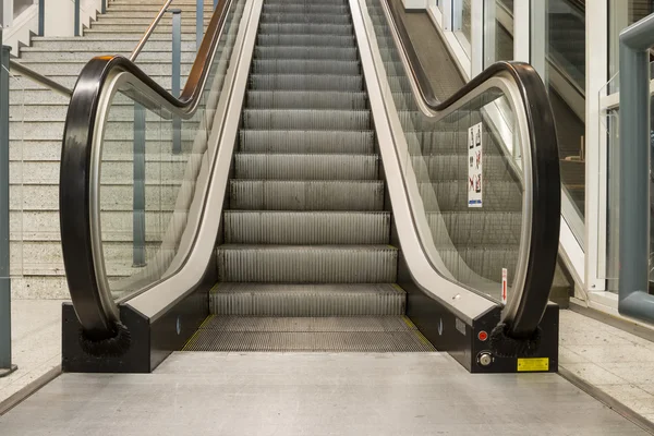 Eine Rolltreppe im Gebäude — Stockfoto