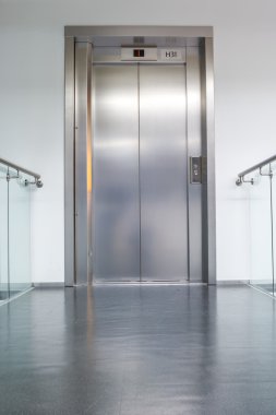 Asansör koridorda kapatın