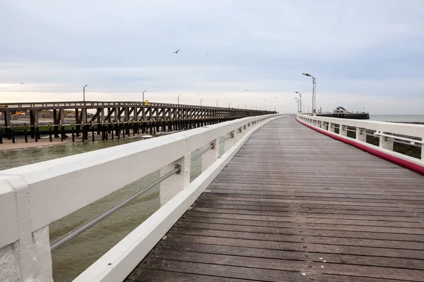 De pier whit lichte stok op de zee — Stockfoto