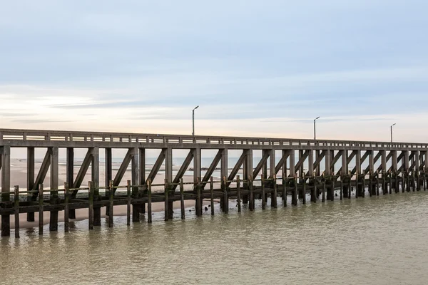 Pier whit lyktstolpe vid havet — Stockfoto