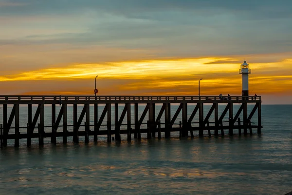 O cais com pólo de luz no mar — Fotografia de Stock