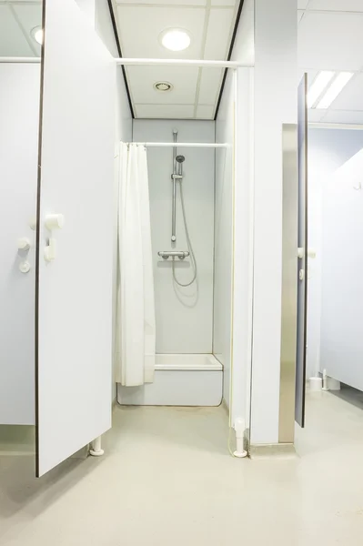 Banheiro público para homens e chuveiro — Fotografia de Stock