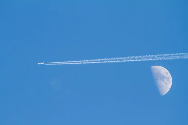 Maan nad Air strepen van vliegtuig — Stockfoto