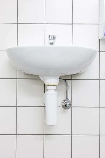 Waschbecken an der Wand — Stockfoto