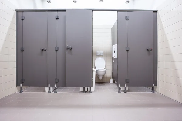 Türen aus Toiletten — Stockfoto