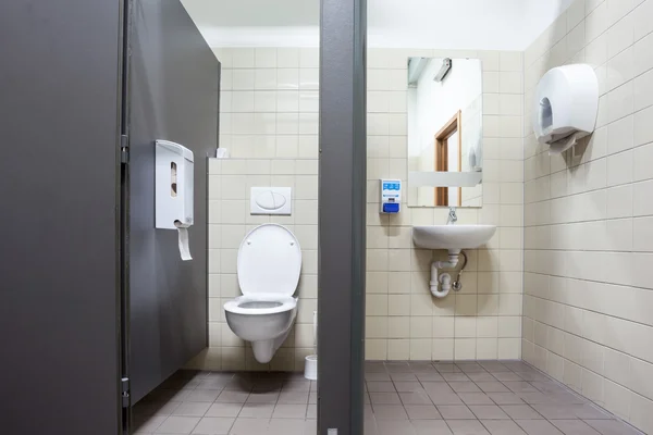 公共厕所和接收器 — 图库照片