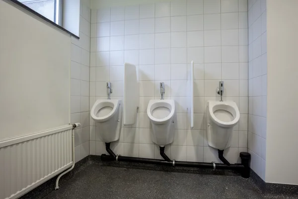 Urinal an der Wand — Stockfoto