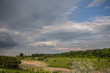Çayır üzerinde çift gökkuşağı