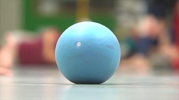 La palla rotola sulla pista da ballo sullo sfondo dei piedi in movimento. l'improvvisazione. — Video Stock