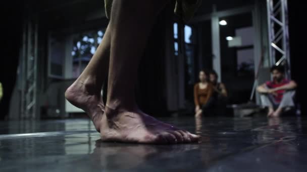 Um close-up de um dançarino passos em câmera lenta — Vídeo de Stock
