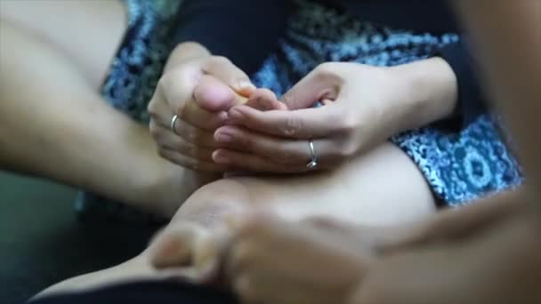 Tänzer kneten ihre Füße mit den Händen nach oben — Stockvideo