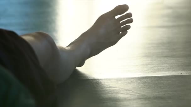 Tänzer Fuß auf dem Boden liegend auf dem Hintergrund der Mover. niedrige Sicht — Stockvideo