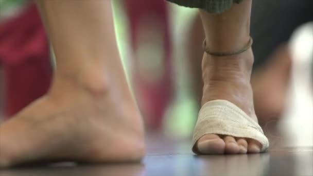 Nahaufnahme von Tänzerfüßen, die auf den Boden treten. niedrige Sicht — Stockvideo