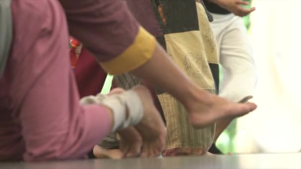 Táncosok sípcsontok és lábak ereszkednek a felső támasztékról a kontakt táncban — Stock videók