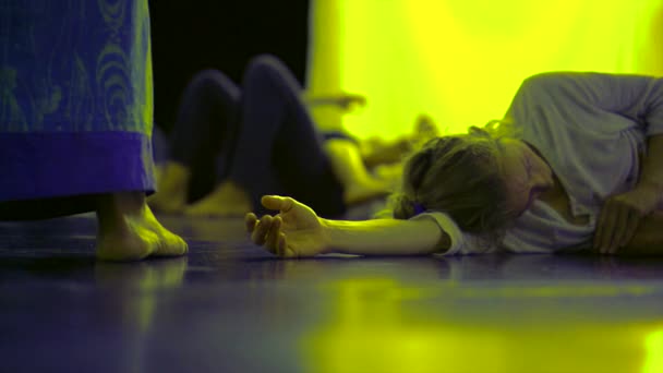 A táncos lábak a padlóhoz közel mozognak kölcsönhatásba lépnek a kezekkel — Stock videók