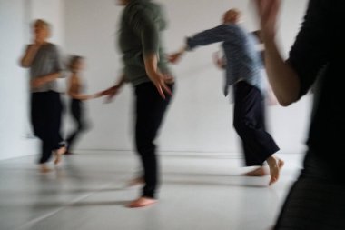 dansçılar hareket temas doğaçlama performansı