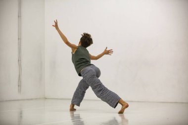 Dansçı doğaçlama yapar. dans et