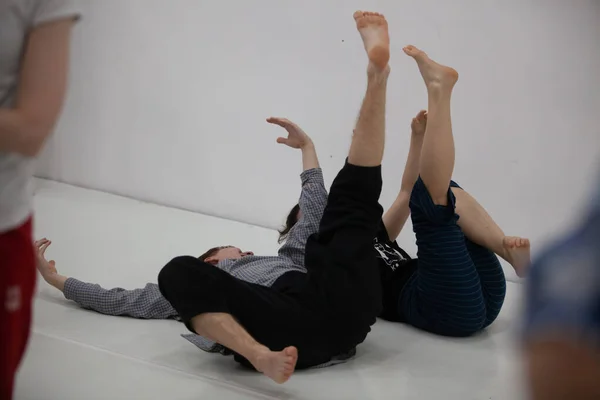 Två dansare improviserar i kontakt. Samtida dansuppträdande — Stockfoto