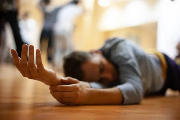 Dancer laying on floor dancers improvise in contact — Stock Photo, Image