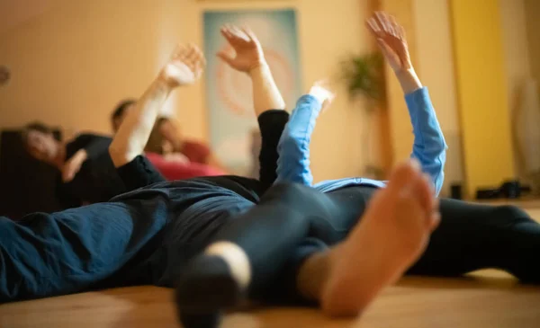 Two dancers improvise in contact. Contemporary dance performing — Stock Photo, Image