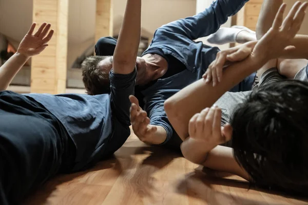 Dansers improviseren in contact. Hedendaagse dansvoorstelling — Stockfoto