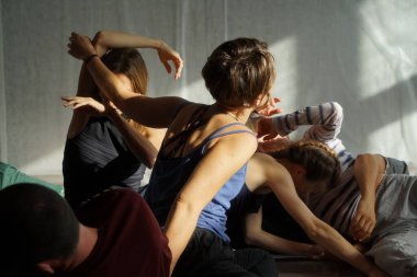 dansçılar hareket temas doğaçlama performansı