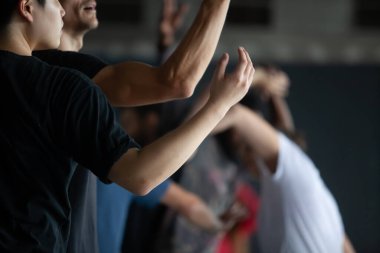 dansçılar hareket temas doğaçlama performansı