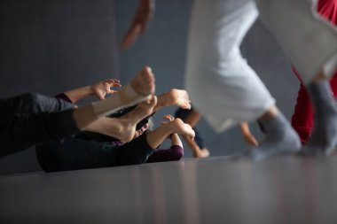 dansçılar hareket temas doğaçlama performansı