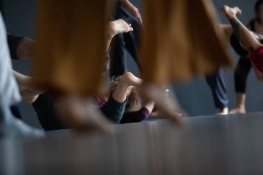 dansçılar hareket temas doğaçlama performansı