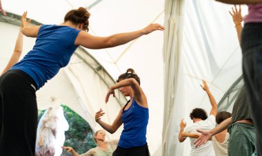 dansçılar hareket temas doğaçlama performansı