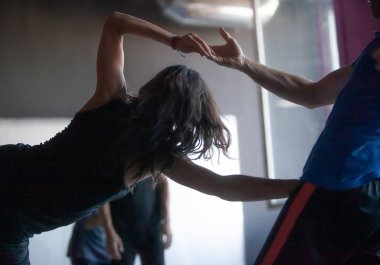 dansçılar hareket temas doğaçlama performansı