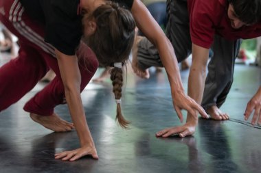 dansçılar hareket temas doğaçlama performansı