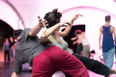 dansçılar hareket temas doğaçlama performansı