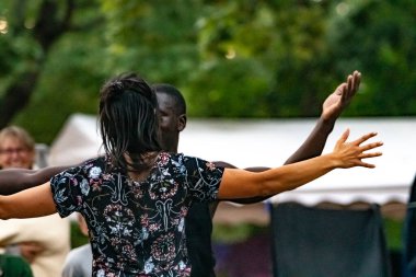 dansçılar hareket temas doğaçlama performansı