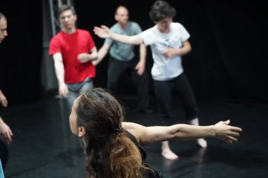 dansçılar hareket temas doğaçlama performansı